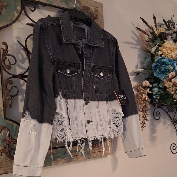 BBJ Los Angeles Jackets & Blazers - BBJ Los Angeles Women's Two-Tone Jean Jacket. NWT Size Medium